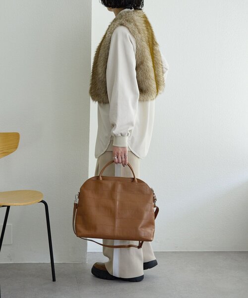 ear PAPILLONNER(イアパピヨネ)の「《本革/2way/A4サイズ対応》ダブルポケットボストンバッグL(ボストンバッグ・レディース・キャメル/ブラック・FREE)」の10枚目の写真