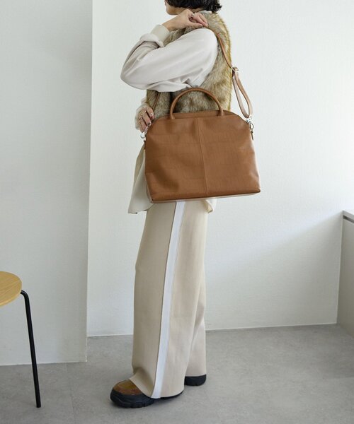 ear PAPILLONNER(イアパピヨネ)の「《本革/2way/A4サイズ対応》ダブルポケットボストンバッグL(ボストンバッグ・レディース・キャメル/ブラック・FREE)」の18枚目の写真