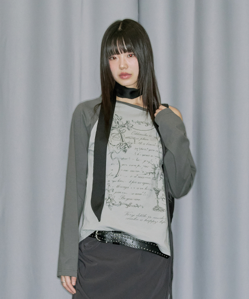 ODD STUDIO（オッドスタジオ）の「クロスオーナメントオフショルダーラグランロングスリーブ - アッシュグレー（Tシャツ/カットソー・レディース・ライトグレー・ONE）」の2枚目の写真
