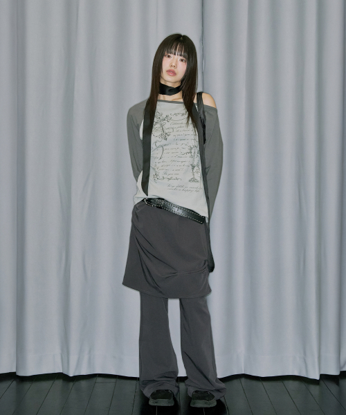 ODD STUDIO（オッドスタジオ）の「クロスオーナメントオフショルダーラグランロングスリーブ - アッシュグレー（Tシャツ/カットソー・レディース・ライトグレー・ONE）」の3枚目の写真