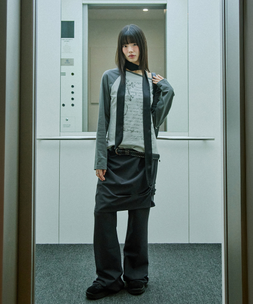 ODD STUDIO（オッドスタジオ）の「クロスオーナメントオフショルダーラグランロングスリーブ - アッシュグレー（Tシャツ/カットソー・レディース・ライトグレー・ONE）」の4枚目の写真