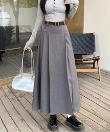 ハイウエストで合わせやすいエレガントなスカート