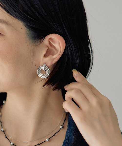 ear PAPILLONNER(イアパピヨネ)の「スリーロールイヤリング(イヤリング・レディース・シルバー/ゴールド・FREE)」の2枚目の写真