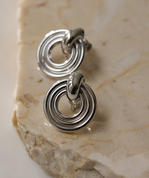 ear PAPILLONNER(イアパピヨネ)の「スリーロールイヤリング(イヤリング・レディース・シルバー/ゴールド・FREE)」の3枚目の写真