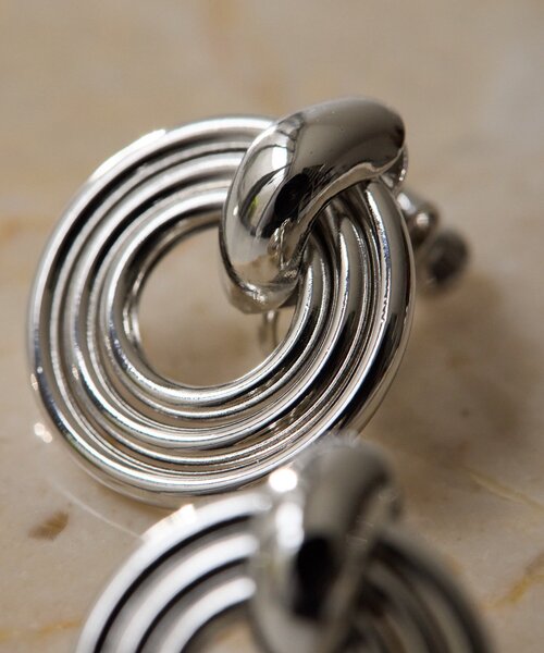 ear PAPILLONNER(イアパピヨネ)の「スリーロールイヤリング(イヤリング・レディース・シルバー/ゴールド・FREE)」の4枚目の写真