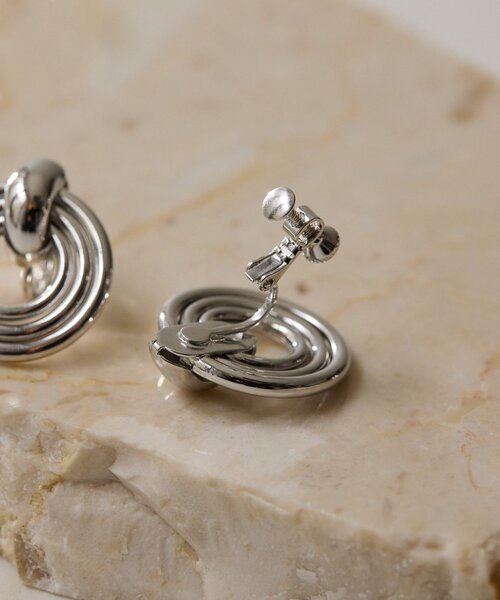 ear PAPILLONNER(イアパピヨネ)の「スリーロールイヤリング(イヤリング・レディース・シルバー/ゴールド・FREE)」の5枚目の写真