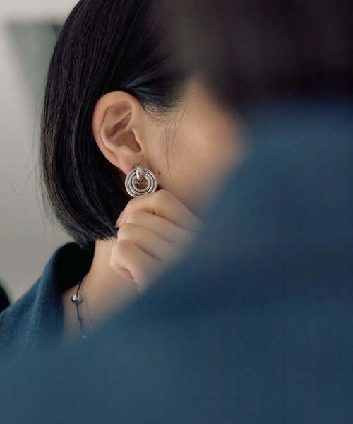 ear PAPILLONNER(イアパピヨネ)の「スリーロールイヤリング(イヤリング・レディース・シルバー/ゴールド・FREE)」の6枚目の写真