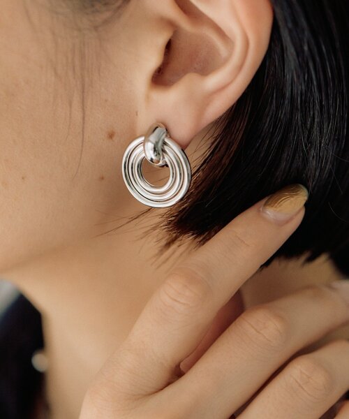 ear PAPILLONNER(イアパピヨネ)の「スリーロールイヤリング(イヤリング・レディース・シルバー/ゴールド・FREE)」の8枚目の写真