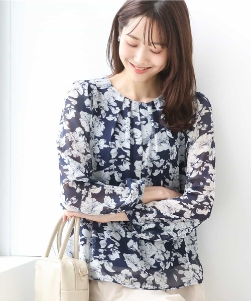 MK MICHEL KLEIN（エムケーミッシェルクラン）の「花柄シフォンブラウス/洗える（シャツ/ブラウス・レディース・ブルー/ネイビー・38）」の2枚目の写真