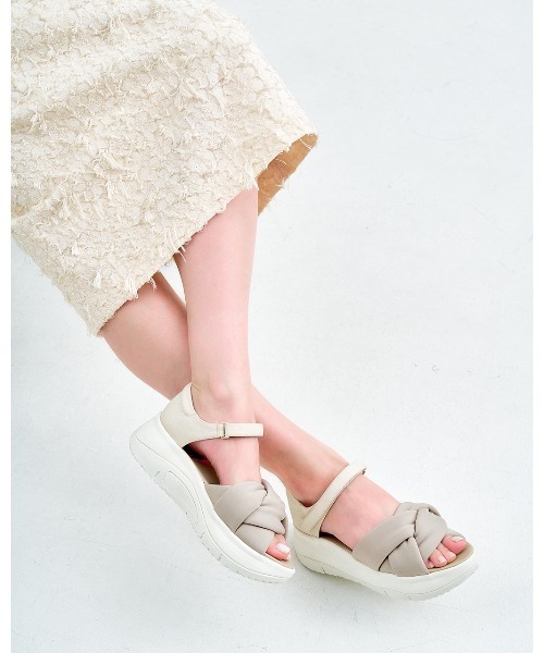 fitfit(フィットフィット)の「クッションツイストサンダル(サンダル・レディース・ベージュ・25.0cm/24.5cm/24cm/23.5cm/23cm/22.5cm/22cm)」の2枚目の写真