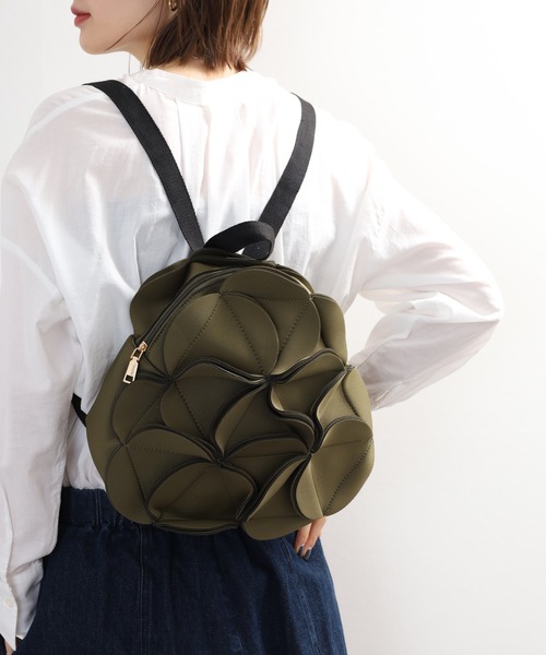 crossi(クロッシー)の「花モチーフボンディングリュック(バックパック/リュック・レディース・グレー/カーキ/ブラック・FREE)」の4枚目の写真