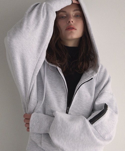 MIELI INVARIANT(ミエリインヴァリアント)の「Brush Sweat Zip Hoodie(パーカー・レディース・ブラック/ライトグレー・FREE)」の3枚目の写真