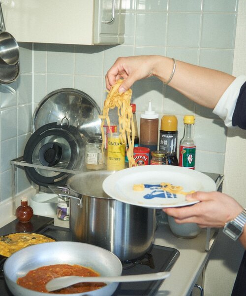 BIRTHDAY BAR（バースデイバー）の「【クリエイター「FLINT MASON」× BIRTHDAY BAR 初コラボ！】POTLUCK PASTA PARTY リムプレートM（食器・レディース・ブルー・0）」の3枚目の写真