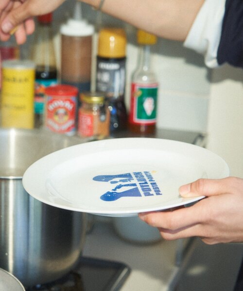 BIRTHDAY BAR（バースデイバー）の「【クリエイター「FLINT MASON」× BIRTHDAY BAR 初コラボ！】POTLUCK PASTA PARTY リムプレートM（食器・レディース・ブルー・0）」の4枚目の写真