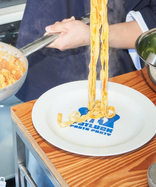 BIRTHDAY BAR（バースデイバー）の「【クリエイター「FLINT MASON」× BIRTHDAY BAR 初コラボ！】POTLUCK PASTA PARTY リムプレートM（食器・レディース・ブルー・0）」の6枚目の写真