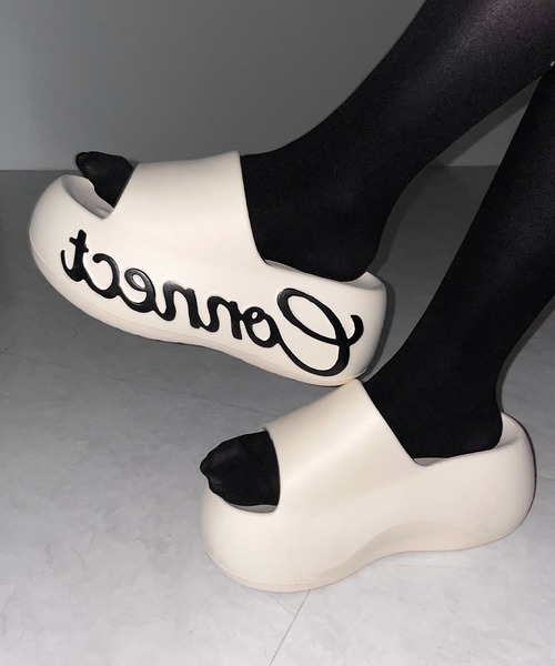 me+em select(ミームセレクト)の「レタリングロゴ厚底スライドサンダル / lettering logo platform slide sandals(サンダル・レディース・アイボリー/ブラック/ピンク・LARGE/MEDIUM/SMALL)」の2枚目の写真