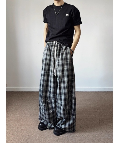 Bling Leads(ブリングリーズ)の「【Bls】 【ZM】【Bling Leads】シボ加工チェック柄イージーパンツ(その他パンツ・メンズ・ブラック・MEDIUM/LARGE/X-LARGE)」の2枚目の写真