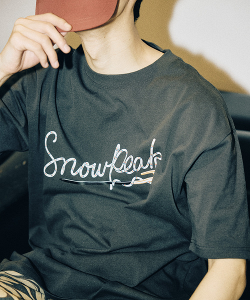 Snow Peak（スノーピーク）の「Snow Peak / スノーピーク 別注 ペグ＆ロープ ロゴTシャツ（Tシャツ/カットソー・メンズ・チャコールグレー/ホワイト・SMALL/MEDIUM/LARGE）」の2枚目の写真