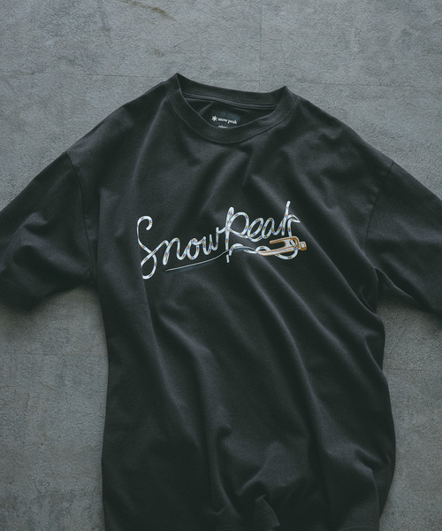 Snow Peak（スノーピーク）の「Snow Peak / スノーピーク 別注 ペグ＆ロープ ロゴTシャツ（Tシャツ/カットソー・メンズ・チャコールグレー/ホワイト・SMALL/MEDIUM/LARGE）」の3枚目の写真