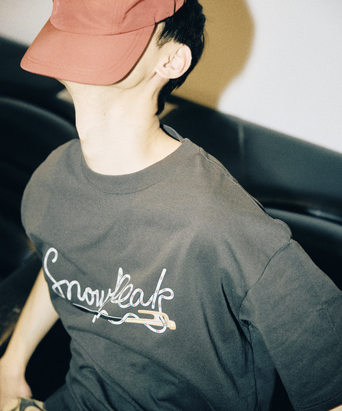 Snow Peak（スノーピーク）の「Snow Peak / スノーピーク 別注 ペグ＆ロープ ロゴTシャツ（Tシャツ/カットソー・メンズ・チャコールグレー/ホワイト・SMALL/MEDIUM/LARGE）」の5枚目の写真