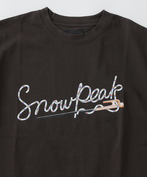 Snow Peak（スノーピーク）の「Snow Peak / スノーピーク 別注 ペグ＆ロープ ロゴTシャツ（Tシャツ/カットソー・メンズ・チャコールグレー/ホワイト・SMALL/MEDIUM/LARGE）」の10枚目の写真