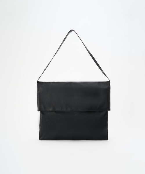 ONE.（ワンドット）の「【ONE./ワンドット】Large Flap Messenger Bag / 撥水レザー（メッセンジャーバッグ・レディース・ブラック・FREE）」の2枚目の写真