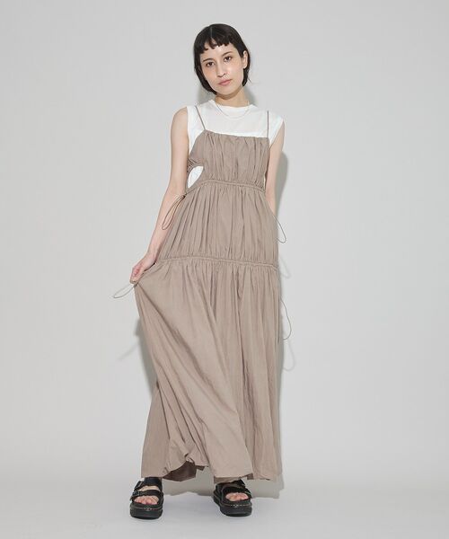 GARAGE OF GOOD CLOTHING（ガレージオブグッドクロージング）の「シャーリングサイドオープンワンピース（ワンピース・レディース・ベージュ・FREE）」の2枚目の写真