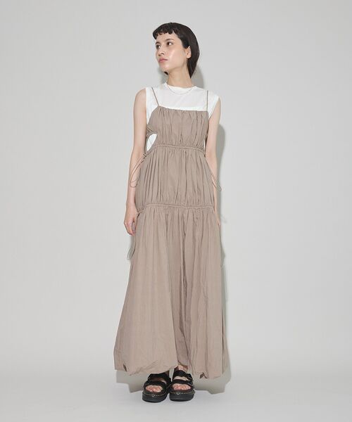 GARAGE OF GOOD CLOTHING（ガレージオブグッドクロージング）の「シャーリングサイドオープンワンピース（ワンピース・レディース・ベージュ・FREE）」の3枚目の写真