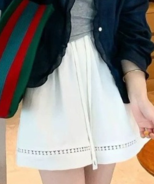 LETee（レティー）の「裾レースがさりげなく映える！韓国ムード漂う大人かわいいショートパンツ（その他パンツ・レディース・ホワイト/ブラック/ネイビー・FREE）」の2枚目の写真