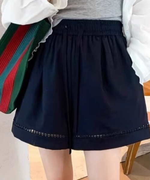 LETee（レティー）の「裾レースがさりげなく映える！韓国ムード漂う大人かわいいショートパンツ（その他パンツ・レディース・ホワイト/ブラック/ネイビー・FREE）」の13枚目の写真