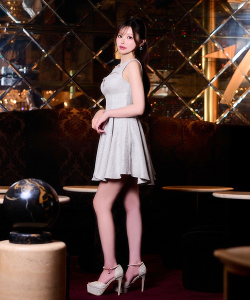 DAZZY(デイジー)の「ツイードリボンビジューデコルテ魅せAラインミニ丈キャバドレス(ドレス・レディース・ライトグレー・S/M/L)」の15枚目の写真