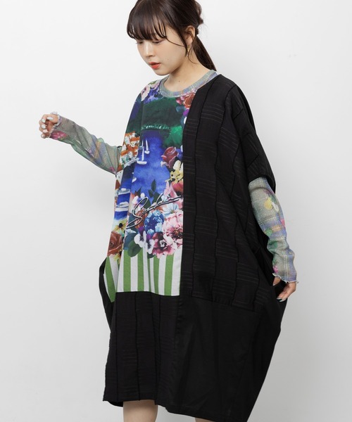 iS ScoLar（イズスカラー）の「562254：花咲く海辺の街並み柄 アシメドレープワンピース（ワンピース・レディース・カーキ/ブラック・M）」の2枚目の写真