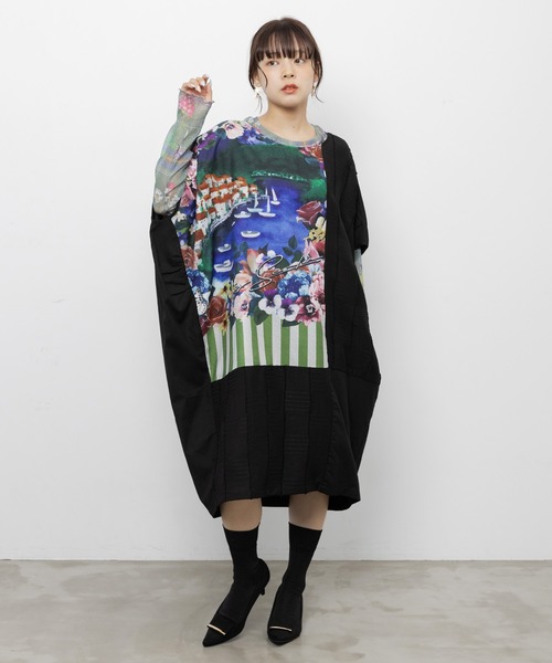 iS ScoLar（イズスカラー）の「562254：花咲く海辺の街並み柄 アシメドレープワンピース（ワンピース・レディース・カーキ/ブラック・M）」の3枚目の写真