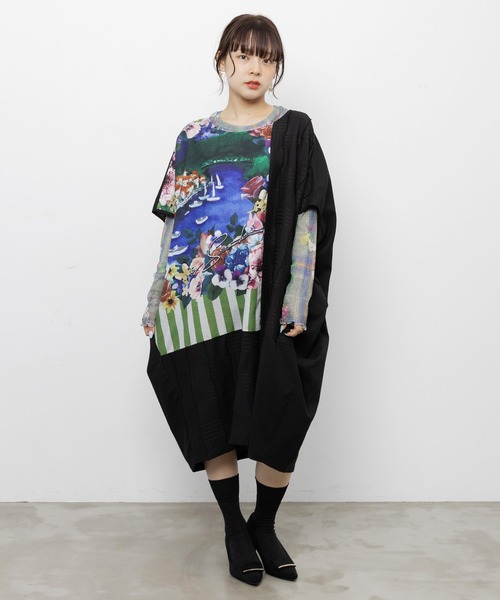 iS ScoLar（イズスカラー）の「562254：花咲く海辺の街並み柄 アシメドレープワンピース（ワンピース・レディース・カーキ/ブラック・M）」の4枚目の写真