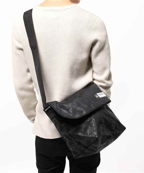 NUMBER (N)INE（ナンバーナイン）の「メッセンジャーバッグ_オリジナル音符柄（メッセンジャーバッグ・メンズ・ホワイト/ブラック・ONE SIZE）」の8枚目の写真