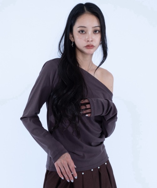 Haze Reverie(ヘイズレヴァリー)の「ワンショルタックトップス(Tシャツ/カットソー・レディース・ブラック/ホワイト/ブラウン・FREE)」の3枚目の写真