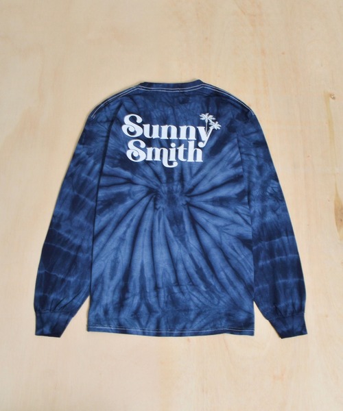 Sunny Smith(サニースミス)の「【SUNNY SMITH】フロントロゴ刺繍バックプリントタイダイロンT(Tシャツ/カットソー・メンズ・ブラック/ネイビー・LARGE/MEDIUM)」の1枚目の写真