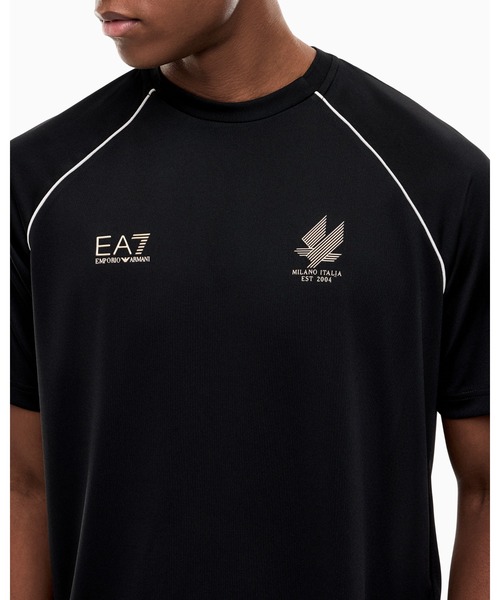 EMPORIO ARMANI EA7（エンポリオアルマーニイーエーセブン）の「<オンライン限定>【エンポリオ アルマーニ EA7】レギュラーフィット Tシャツ ジャージー Soccer サッカー（Tシャツ/カットソー・メンズ・ブラック・SMALL/X-LARGE/X-SMALL/MEDIUM/LARGE）」の5枚目の写真