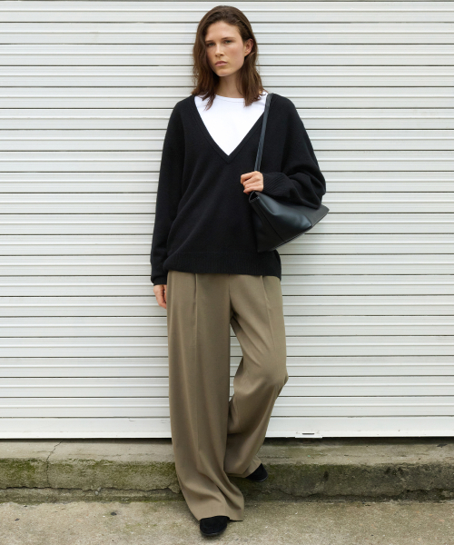 LEVAR（レバー）の「Low V-Neck Wool Knit - Black（ニット/セーター・レディース・その他・FREE）」の2枚目の写真