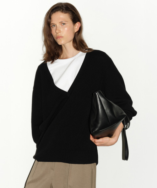 LEVAR（レバー）の「Low V-Neck Wool Knit - Black（ニット/セーター・レディース・その他・FREE）」の3枚目の写真