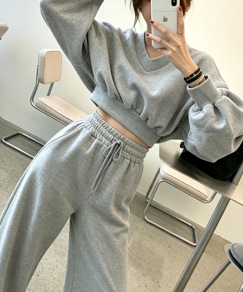 FAVORITO（ファヴォリート）の「Vネックトトップスレーナーセットアップ（セットアップ・レディース・グレー/モカ・F）」の2枚目の写真