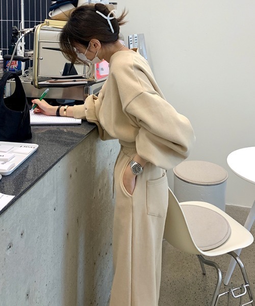 FAVORITO（ファヴォリート）の「Vネックトトップスレーナーセットアップ（セットアップ・レディース・グレー/モカ・F）」の11枚目の写真