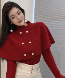 【華やかな金ボタンが目を惹く!レイヤード風デザインで上品に仕上がるケープニット】