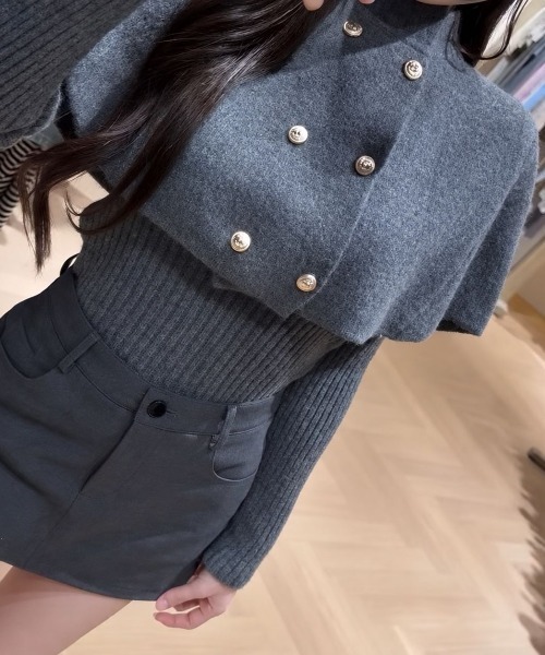 LETee(レティー)の「【華やかな金ボタンが目を惹く!レイヤード風デザインで上品に仕上がるケープニット】(ニット/セーター・レディース・レッド・FREE)」の14枚目の写真