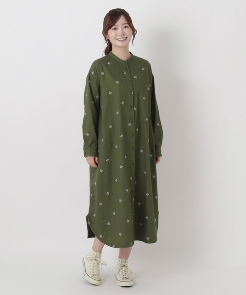 one'sterrace(ワンズテラス)の「ツイル&デニム 配色刺繍ワンピース(ワンピース・レディース・カーキ系5/ネイビー系5・02)」の1枚目の写真