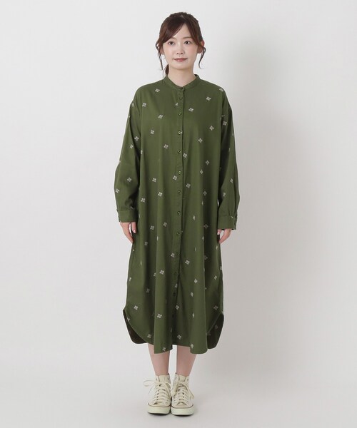one'sterrace(ワンズテラス)の「ツイル&デニム 配色刺繍ワンピース(ワンピース・レディース・カーキ系5/ネイビー系5・02)」の3枚目の写真