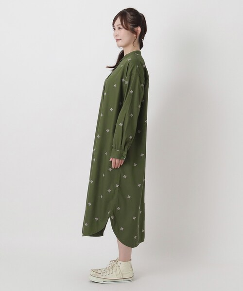 one'sterrace(ワンズテラス)の「ツイル&デニム 配色刺繍ワンピース(ワンピース・レディース・カーキ系5/ネイビー系5・02)」の4枚目の写真
