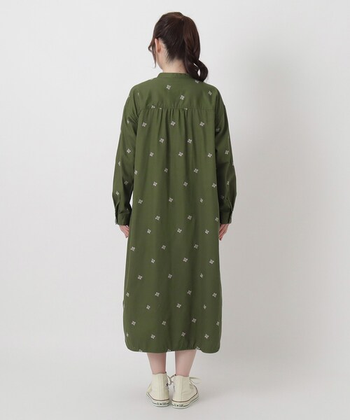one'sterrace(ワンズテラス)の「ツイル&デニム 配色刺繍ワンピース(ワンピース・レディース・カーキ系5/ネイビー系5・02)」の5枚目の写真