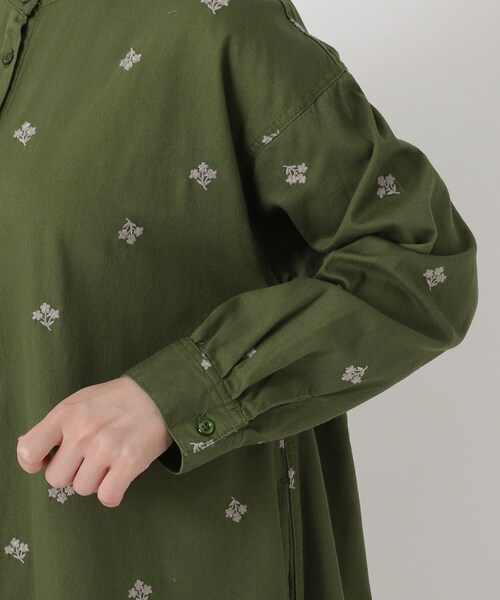 one'sterrace(ワンズテラス)の「ツイル&デニム 配色刺繍ワンピース(ワンピース・レディース・カーキ系5/ネイビー系5・02)」の7枚目の写真