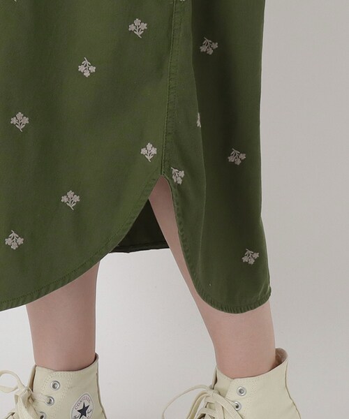 one'sterrace(ワンズテラス)の「ツイル&デニム 配色刺繍ワンピース(ワンピース・レディース・カーキ系5/ネイビー系5・02)」の9枚目の写真